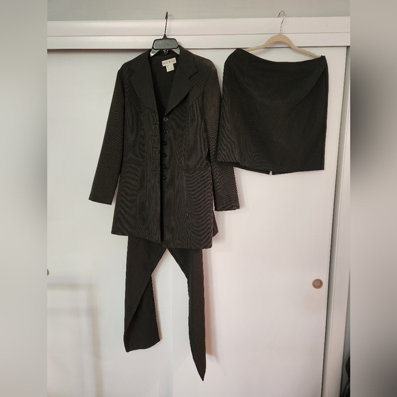 Renee Michaels 3 piece Pinstripe Suit with miniskirt or trousers and long Blazer - Picture 1 of 5